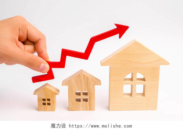 木房子从小到大站在一排红色箭头向上房地产需求高的概念激励房价上涨房地产投资